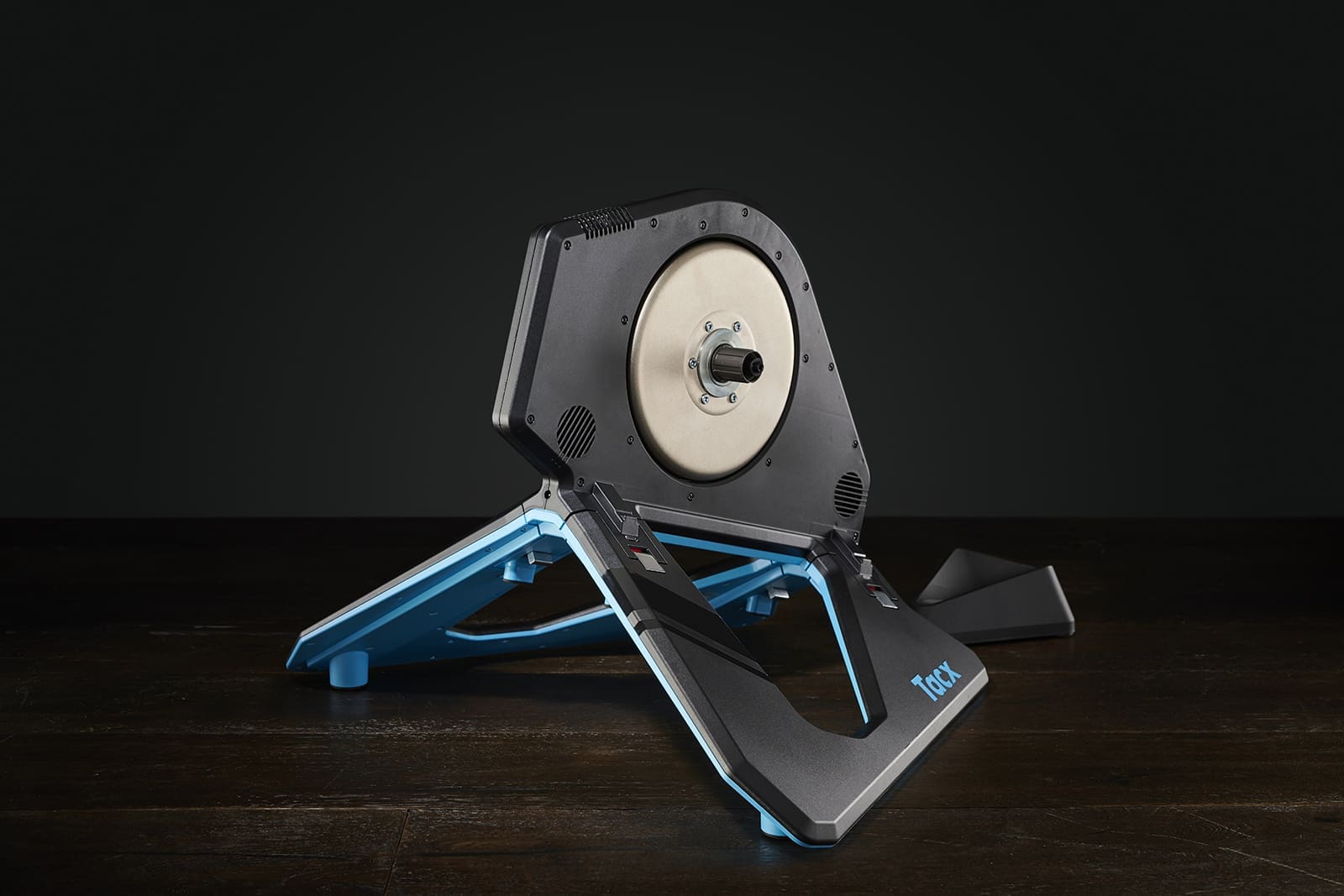Turbo trainer group test shot in the studio Máy tập đạp xe trong nhà Tacx Neo 2T T2875.60 - Ảnh 4