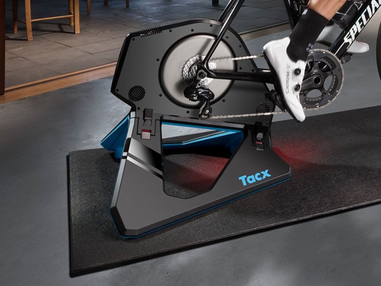 tacx-neo-2t-direct-drive-smart-trainer-T2875.68-lifestyle-1__14702 Máy tập đạp xe trong nhà Tacx Neo 2T T2875.60 - Ảnh 2